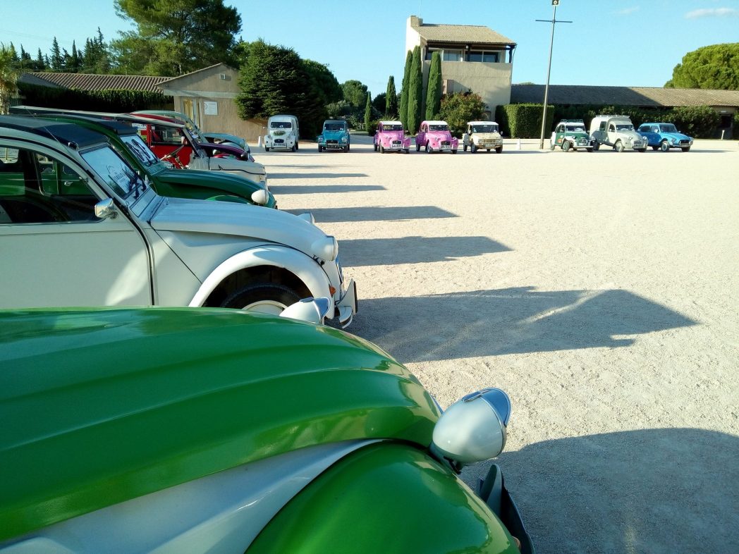 Rassemblement de 2cv haras d' Uzes