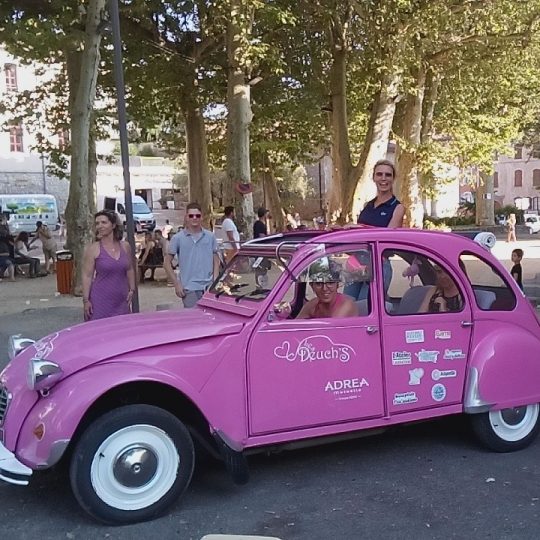 Kermesse pitchounet : Alexandra Lamy dans la 2cv les Deuch'S