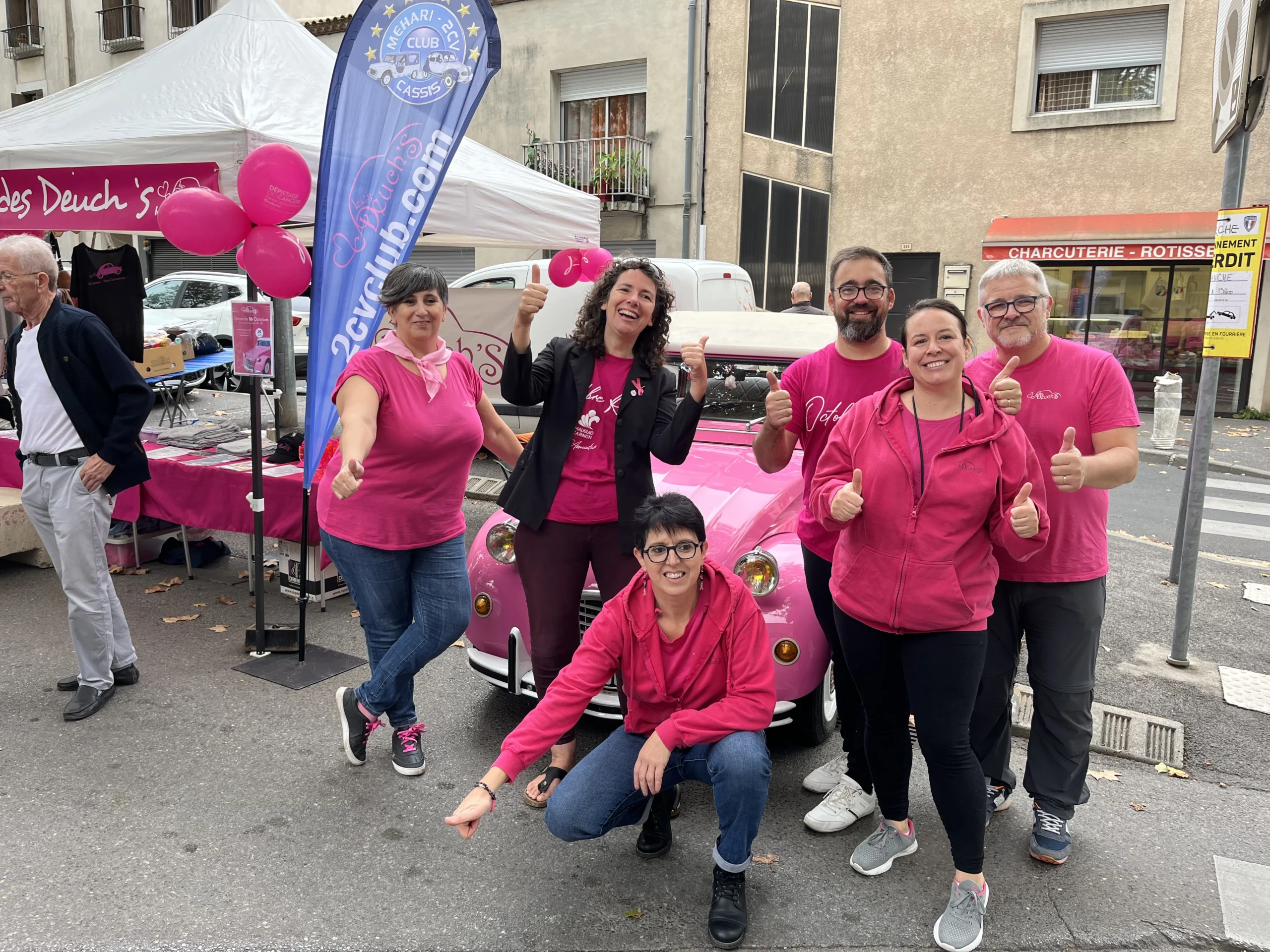 Ambiance conviviale et solidaire en 2CV