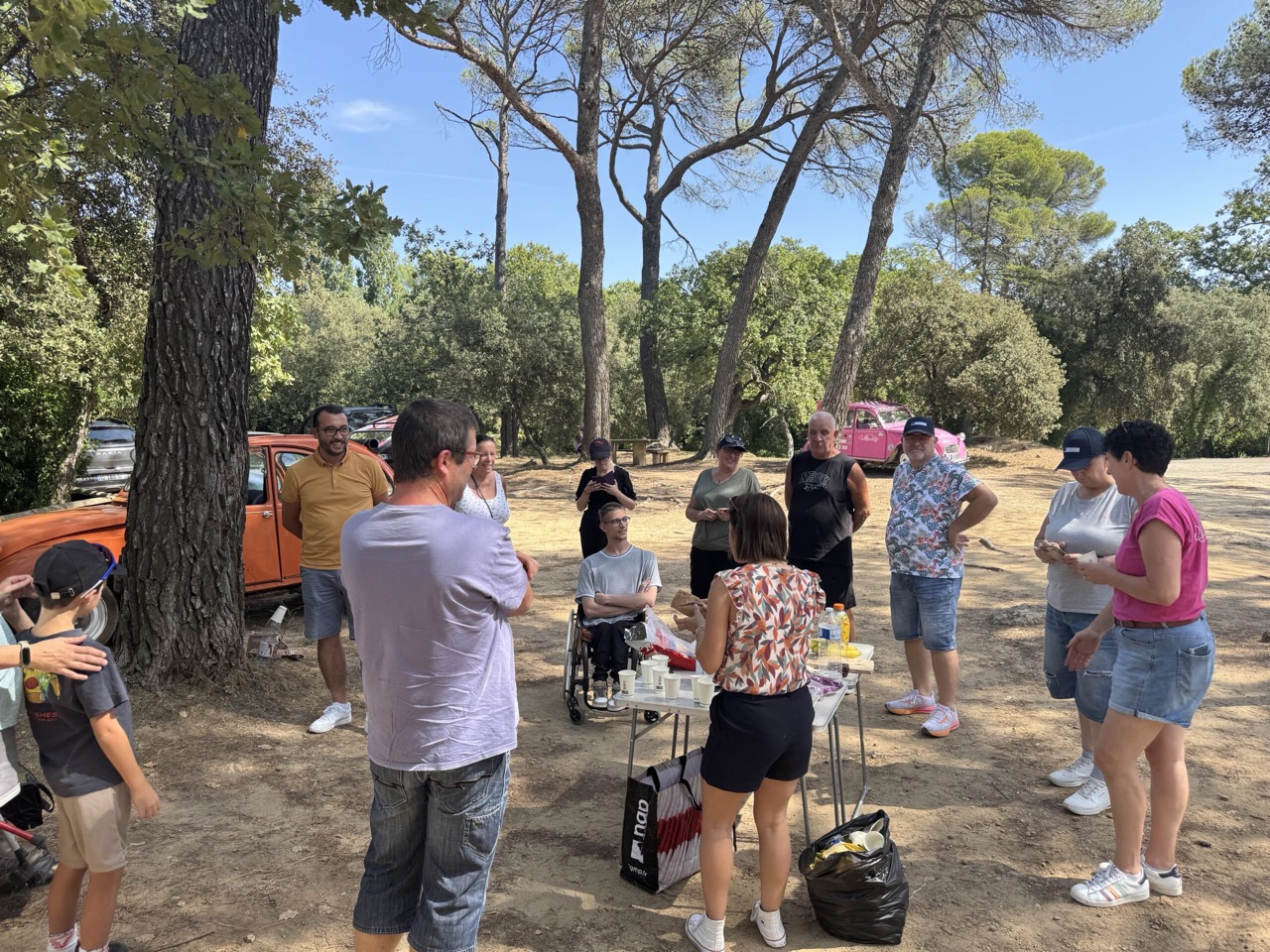 Pause déjeuner dans un parc ombragé